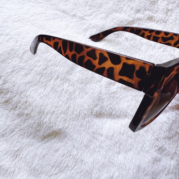 Liora Tortoise Brown Oversized Bold Sunglasses - Picture 5 of 13